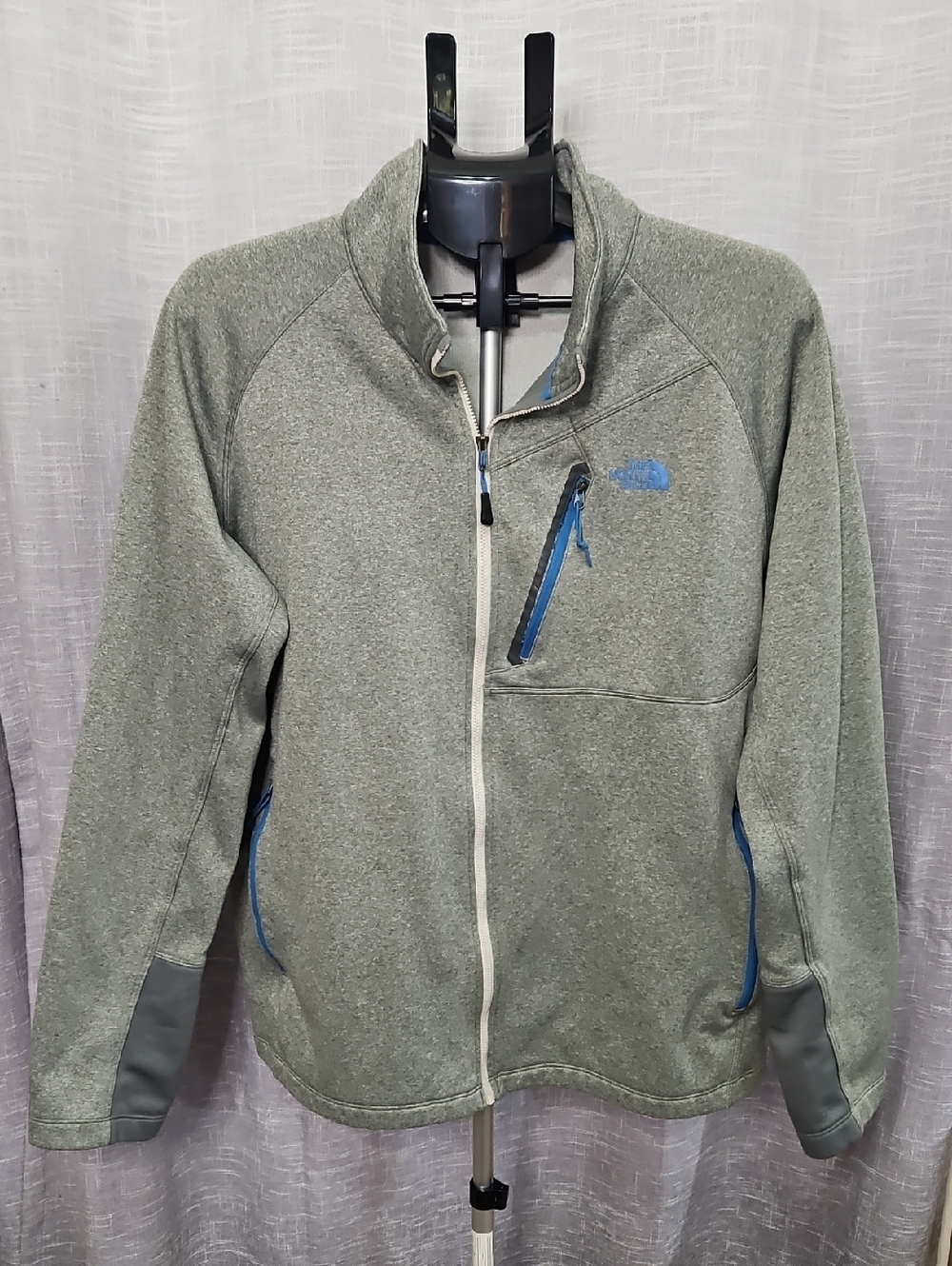The North Face Men's Heather Gray Fleece Jacket with Blue Accents
